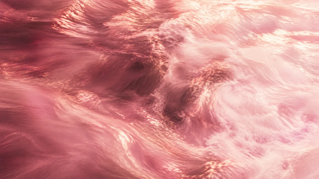Fotografia de ondas em longa exposição, em tons de rosa